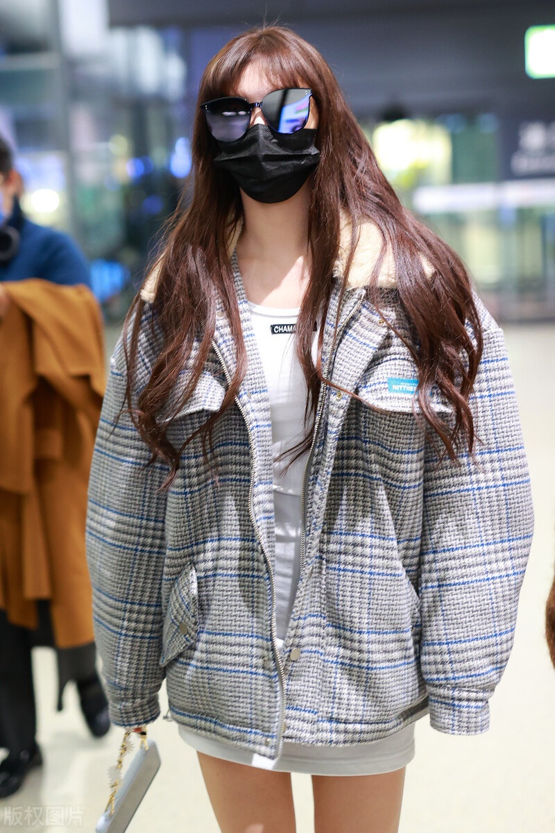 孔雪儿一袭黑白格子外套现身机场,穿搭迷你裙身材超棒