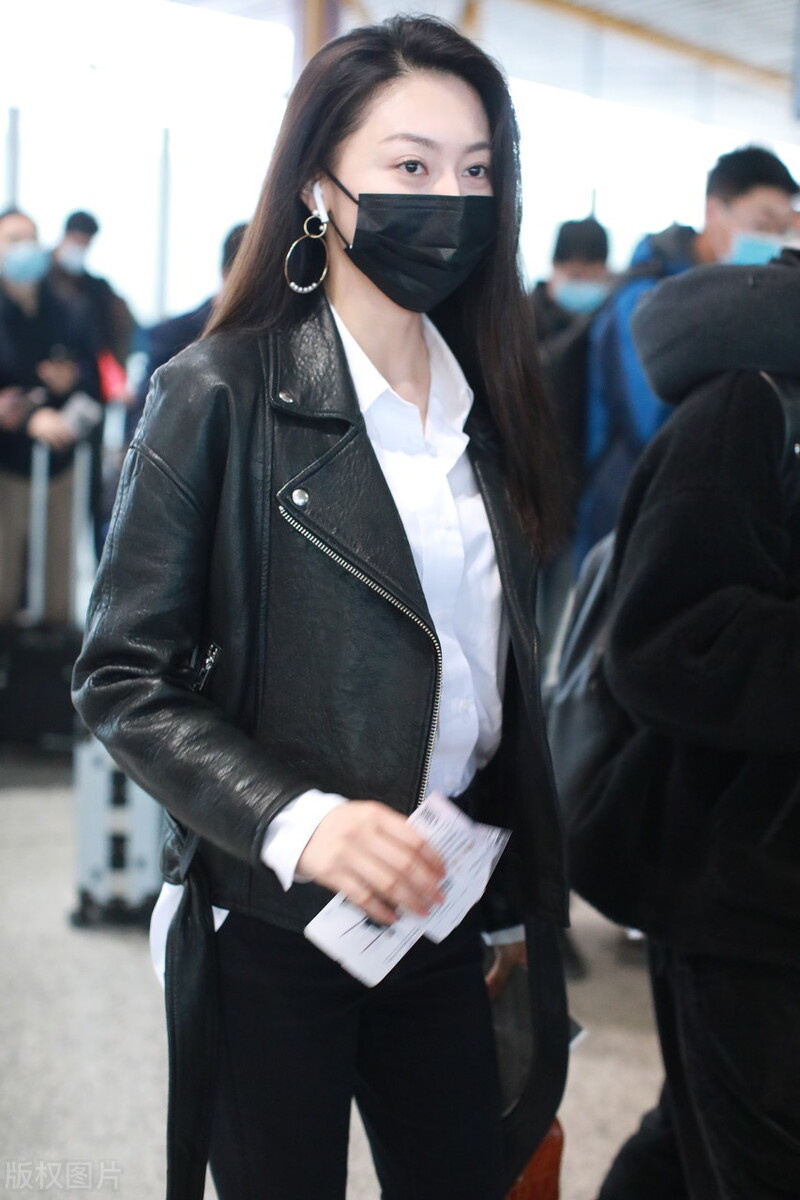 黄梦莹穿白衬衫搭配皮衣现身机场长发飘飘尽显女性魅力