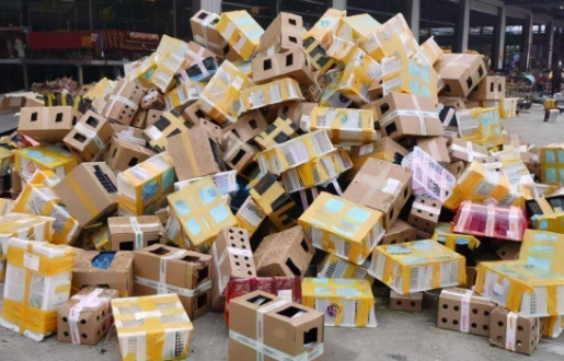 21亿单,可见包裹之多,很多物流网点的货物都堆积如山.