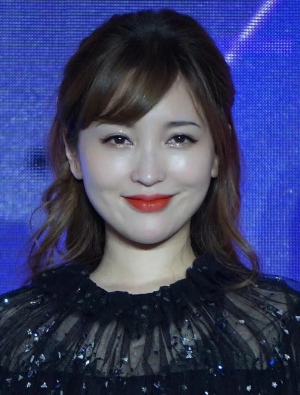 被爱情滋润的女明星有多美?金莎脸圆抢镜,婴儿肥太可爱了!