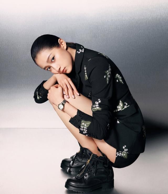 关晓彤摩登猫系大片,捧脸杀眼神坚定,野生发际线,标志大长腿