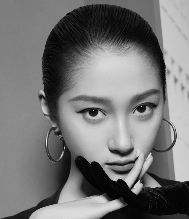 关晓彤摩登猫系大片,捧脸杀眼神坚定,野生发际线,标志大长腿