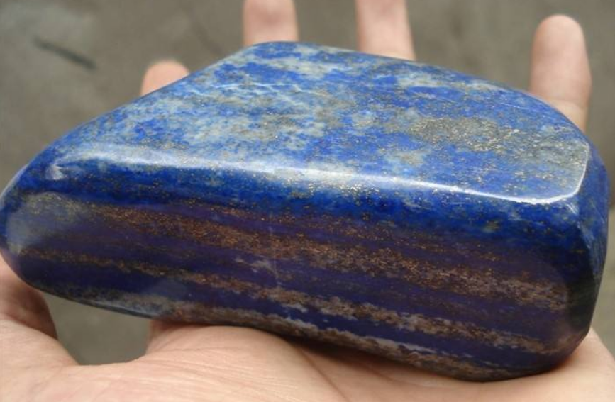 老人捡到一块蓝色石头,低价售出,反而还被人嘲笑