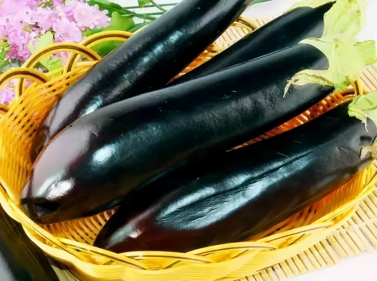 炒茄子时,别直接下锅!大厨教你多加一步,茄子不油不发黑