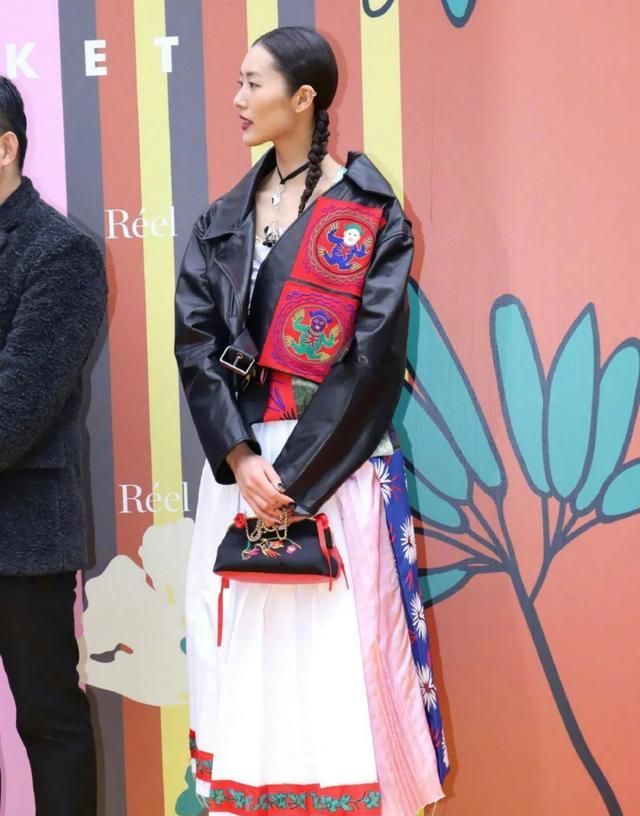 刘雯居然还有这么"软妹"的一面!超模扎起麻花辫,也少女感满满