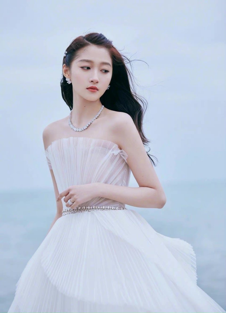 海边大片唯美浪漫,简洁纯净的时尚感|贝壳|关晓彤|公主装_新浪新闻