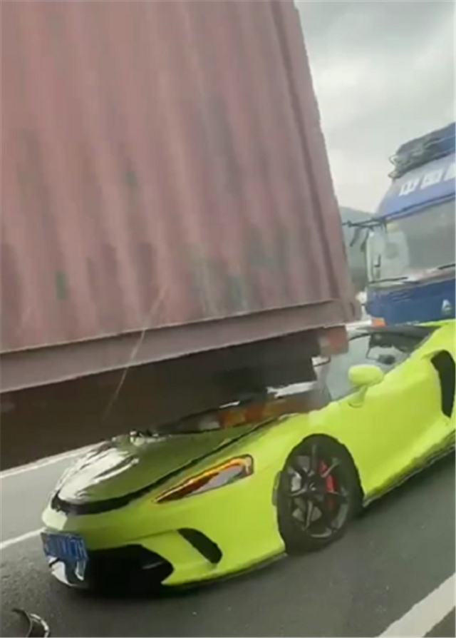 迈凯伦gt被货车前后夹击,车损6位数,车头还卡入底盘下方了