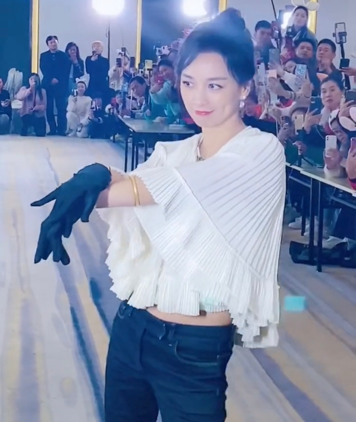 当张庭嫁给大她10岁的林瑞阳之后,她也被林瑞阳当成女儿来宠,在外是女