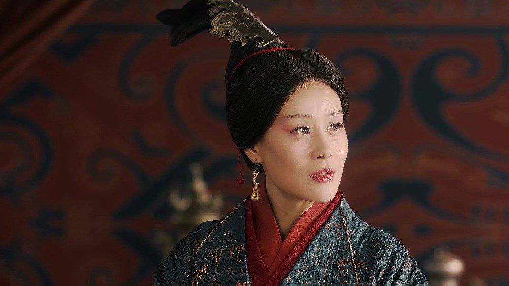 下人们正准备讨论怎么晚上去挖宝呢少夫人突然就来了