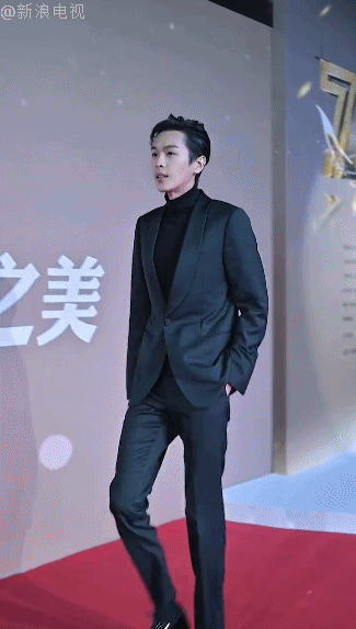 近日出席某活动的张若昀瘦了不少