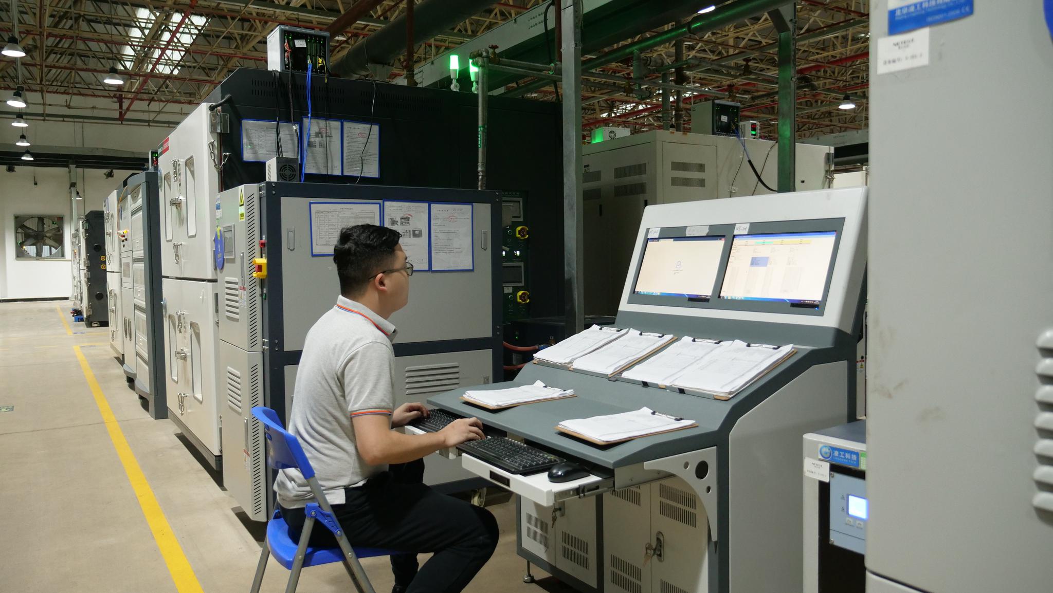 福建星云电子股份有限公司的工作人员在操作充放电测试设备新华社