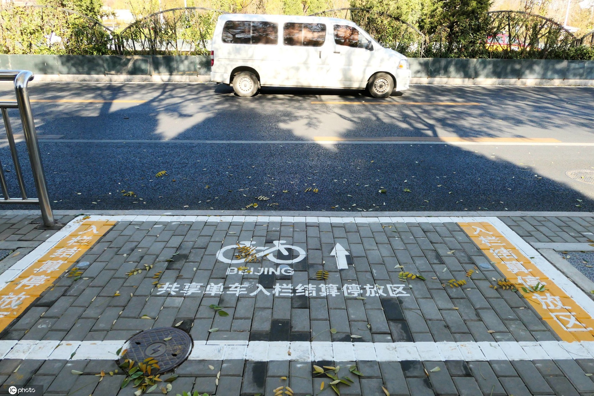 北京天文馆前新设置的共享单车停车位.