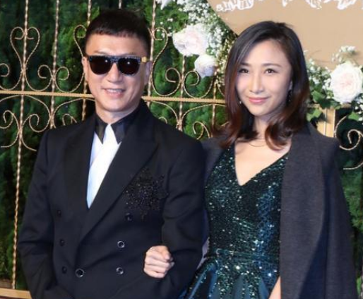 孙红雷的妻子是一位既有颜值又有才华的大美女,颜值也不比巩俐差呀