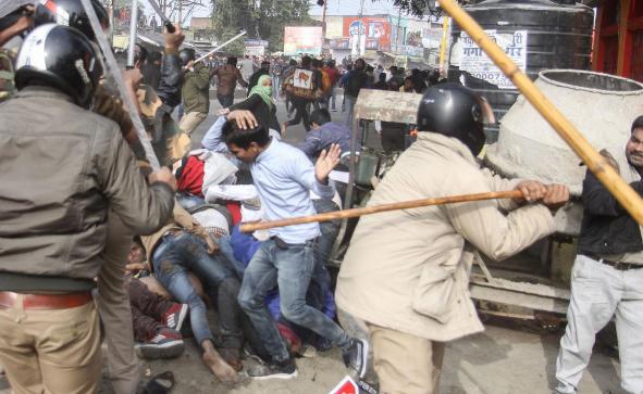 印度爆发大规模抗议,近万人抗议者涌入首都,警察只坚持了两小时休闲区蓝鸢梦想 - Www.slyday.coM 印度爆发大规模抗议,近万人抗议者涌入首都,警察只坚持了两小时休闲区蓝鸢梦想 - Www.slyday.coM