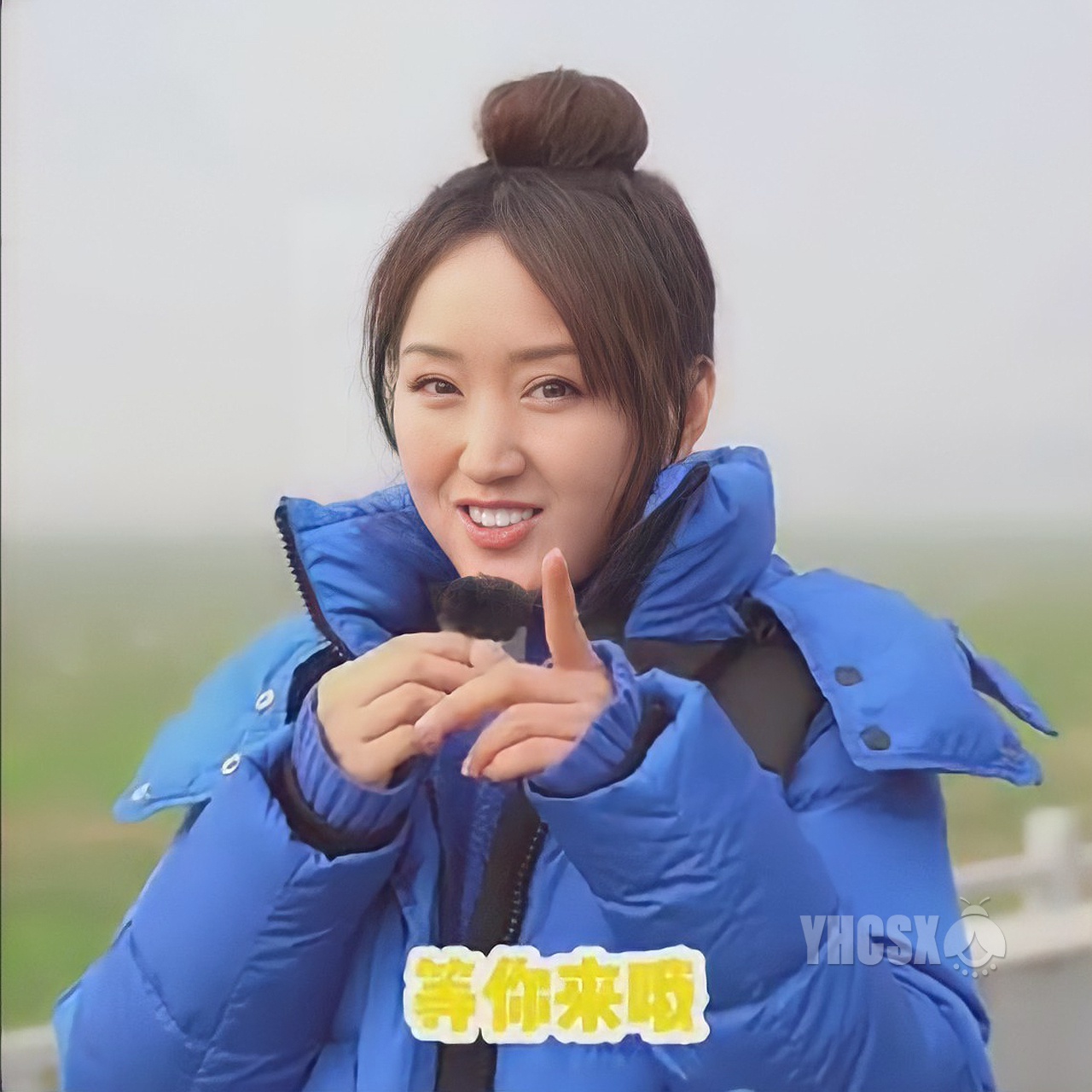 杨钰莹首次走进带货直播间,助力推销家乡特产,打扮秀色可餐