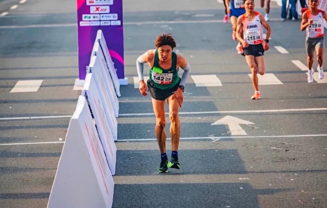 万"马"奔腾的这一天,杨乐让我们泪流满面|马拉松|杨乐|村上_新浪新闻