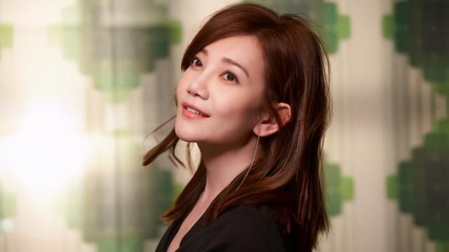 42岁的梁静茹依旧相信爱情,宅家健身练吉他,肚子却有点抢镜