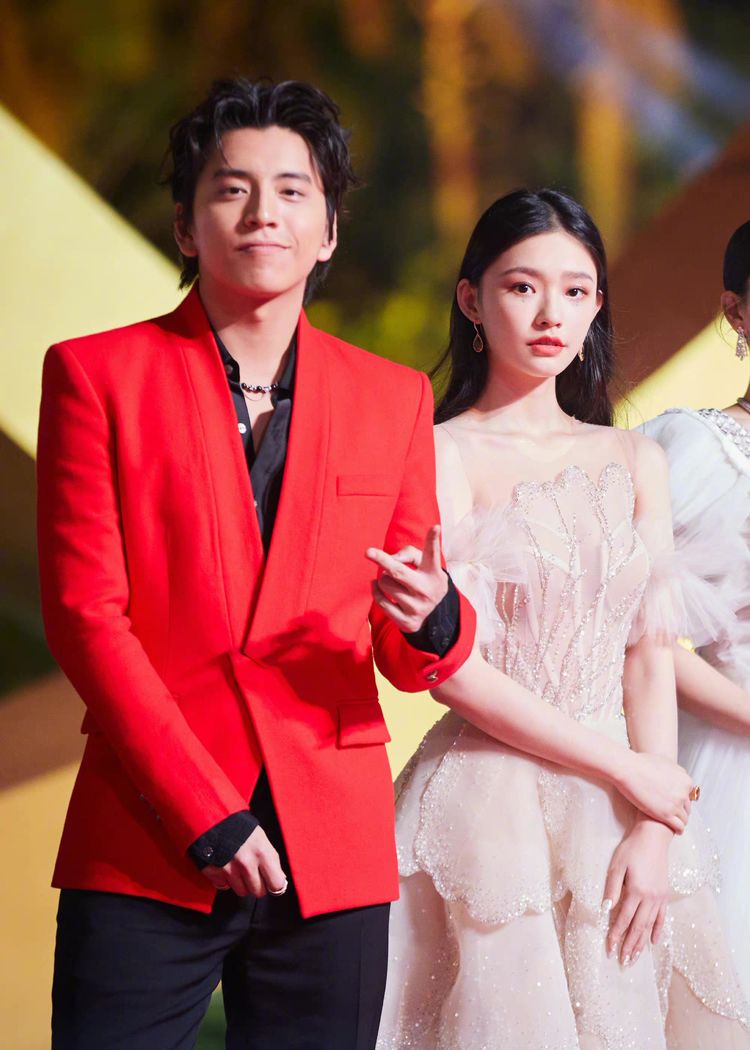 林允晒和王大陆合影网友纷纷喊话在一起粉色纱裙又美又仙