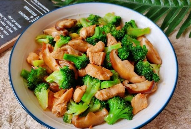 鲜嫩多汁,西兰花香菇炒鸡丁,低脂清爽巨下饭