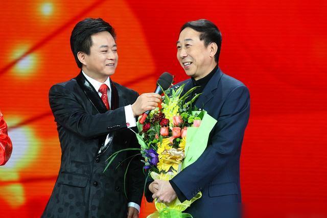 也为大家带来不少欢笑,这个节目也可以看出冯巩与朱军关系不错