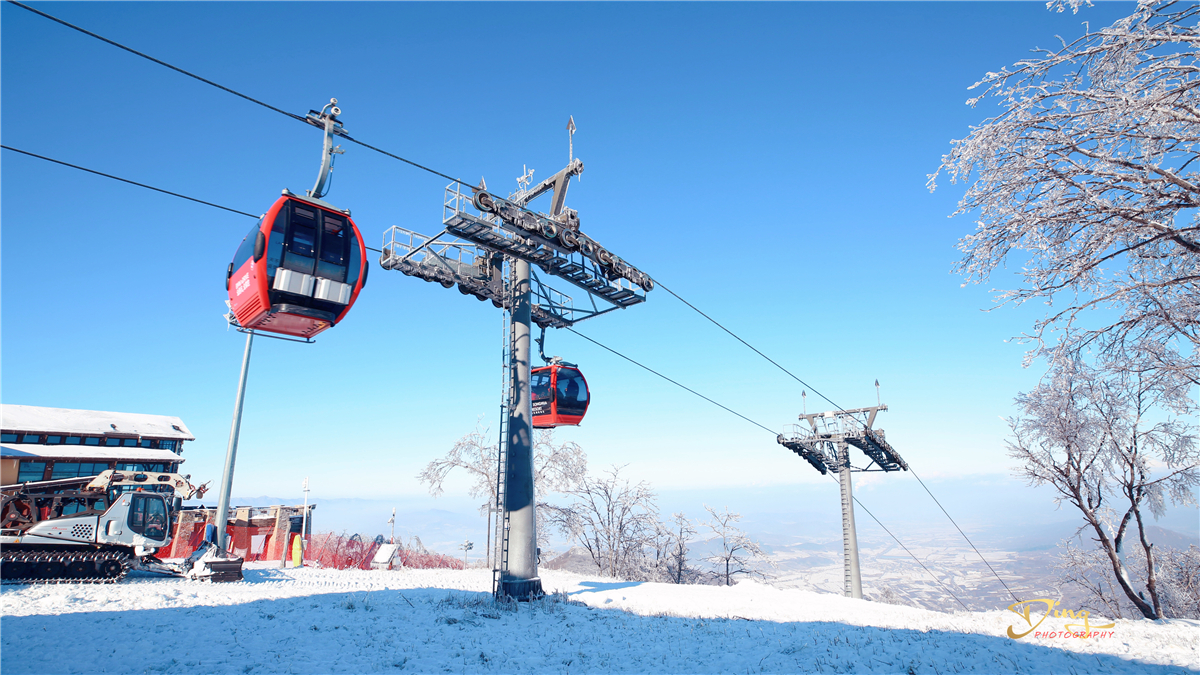 空中载人索道长1800米,横跨茫茫林海,可俯瞰吉林市全貌.