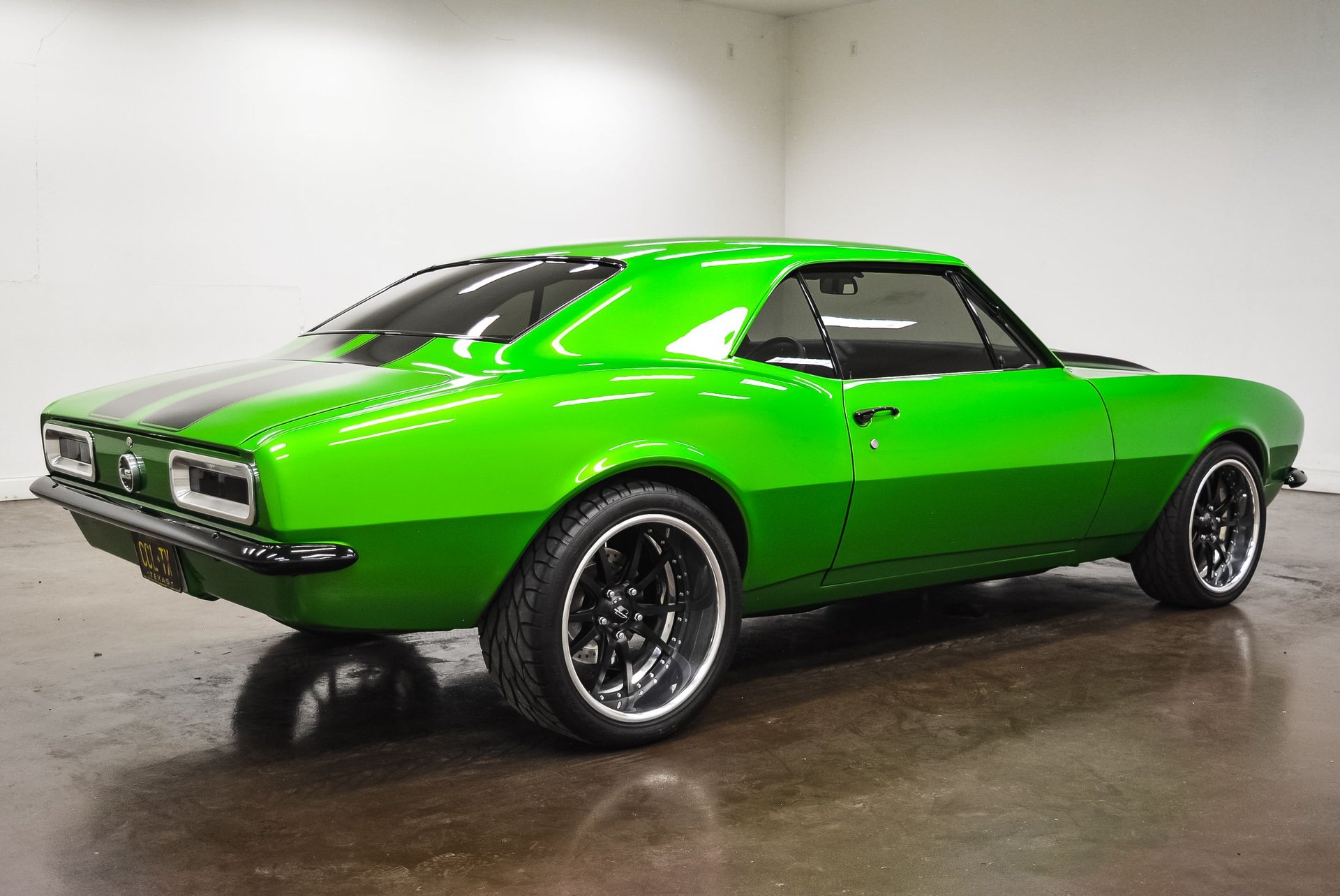 不仅仅是涂装吸引人,1967款科迈罗传奇继续-新浪汽车