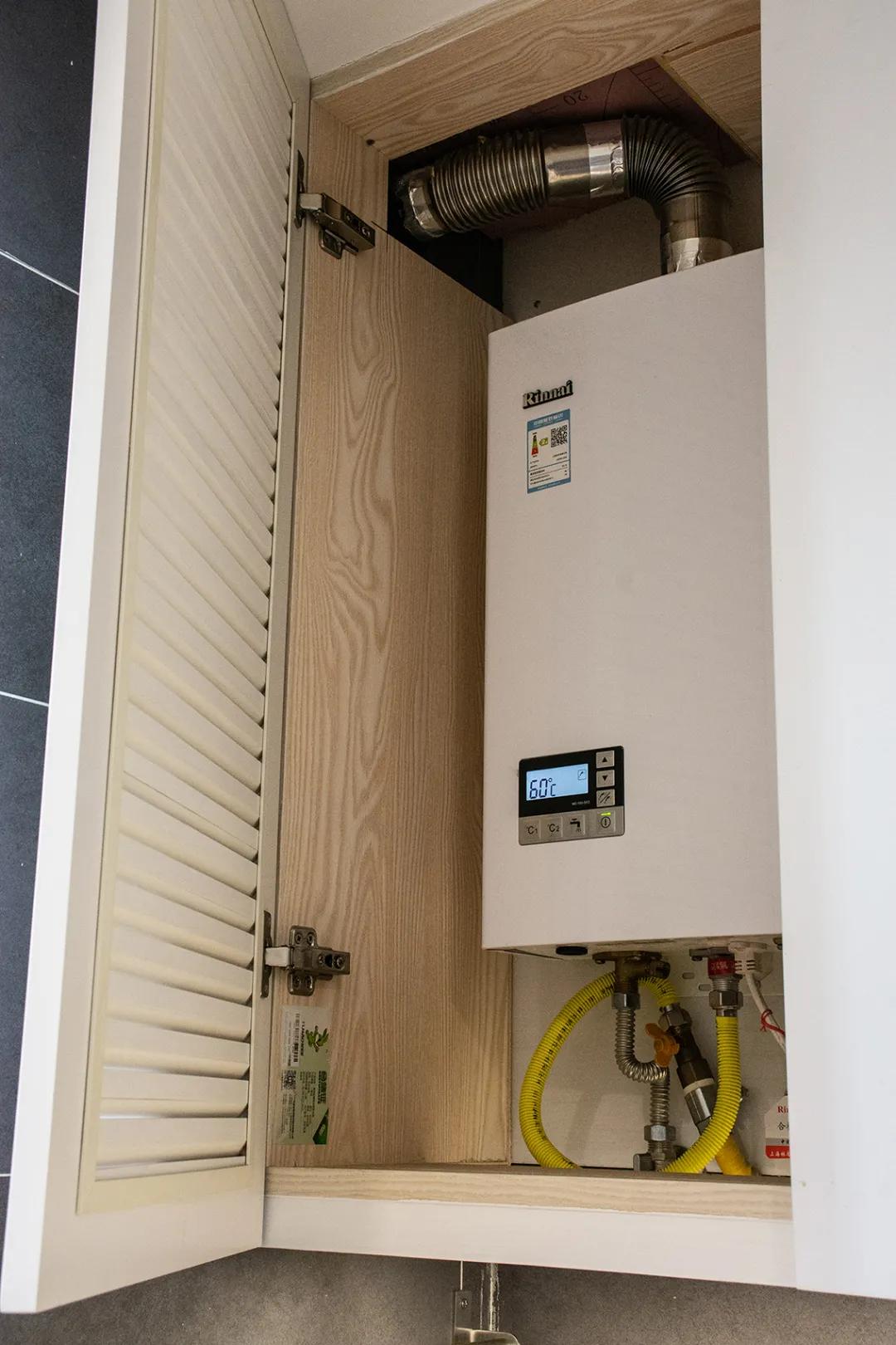 另一侧百叶窗柜门的吊柜藏着燃气热水器,通风散热不成问题.