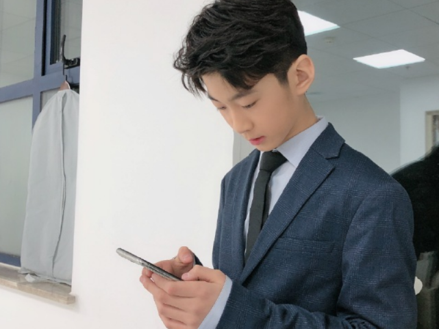 张悦轩才是"整容式"长大,身穿西装五官俊朗,堪称最帅星二代!