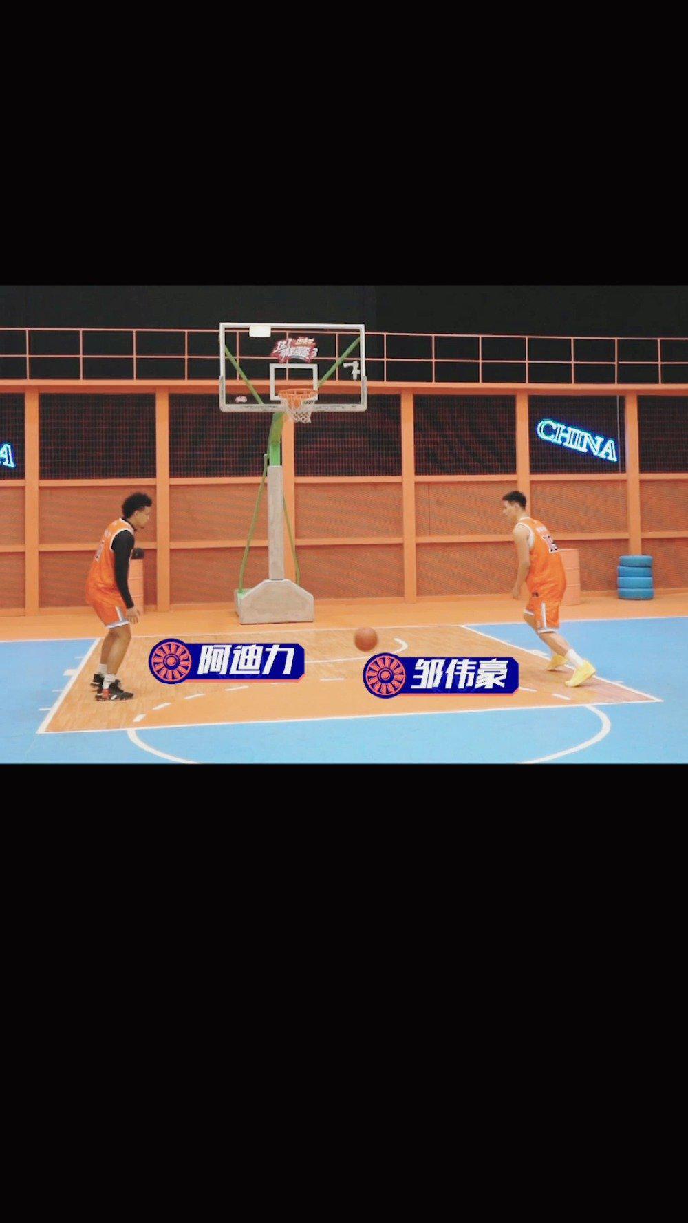 高空王子阿迪力展现高难度动作,现场表演走钢丝,真是惊险十足!