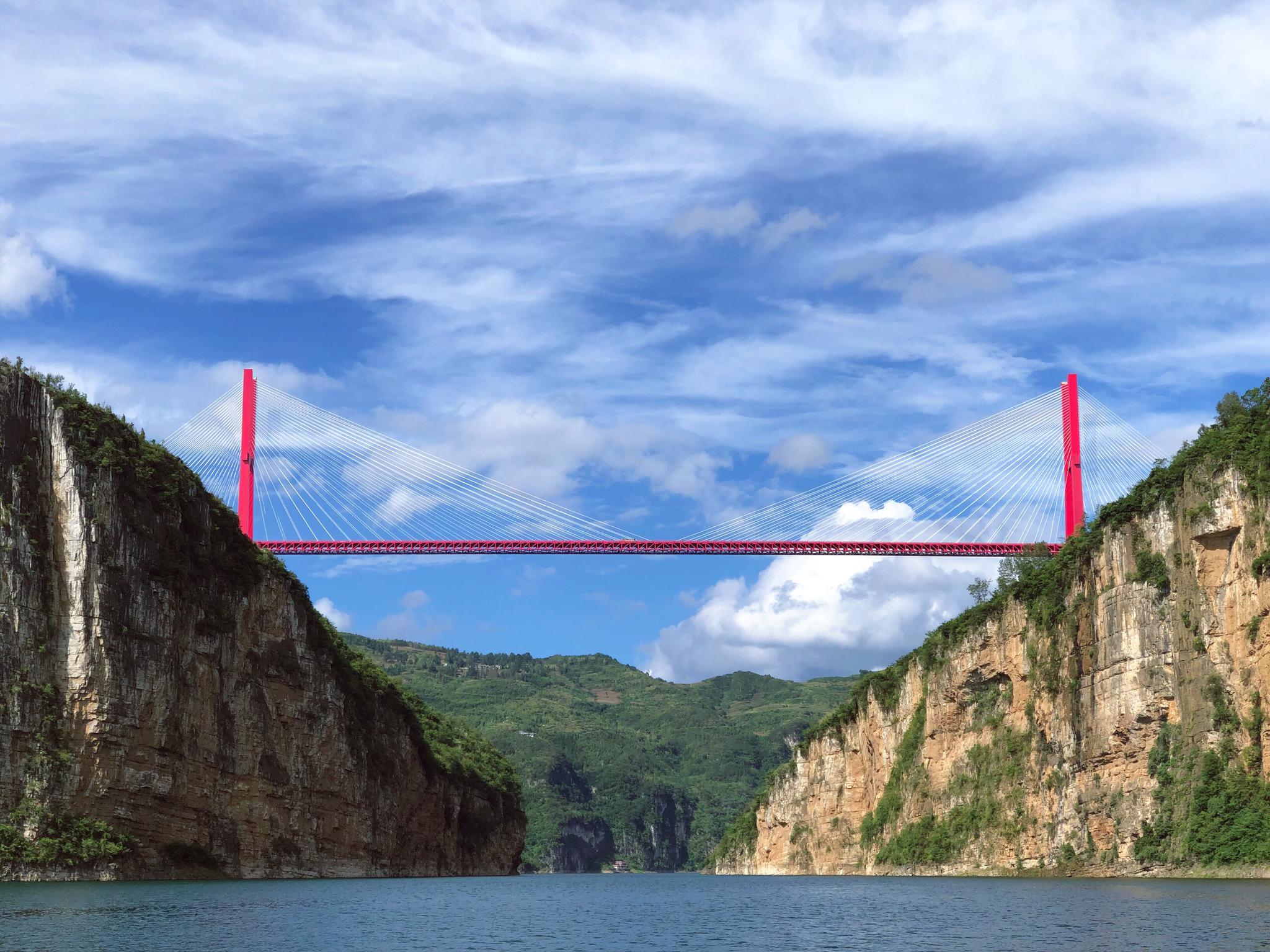 还有著名的六广河大桥,坝陵河大桥,抵母河大桥等在全球名列前茅的桥梁