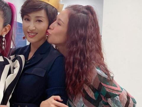 54岁陈法蓉太冻龄,穿毛绒外套和蔡少芬走机场,大7岁更显年轻