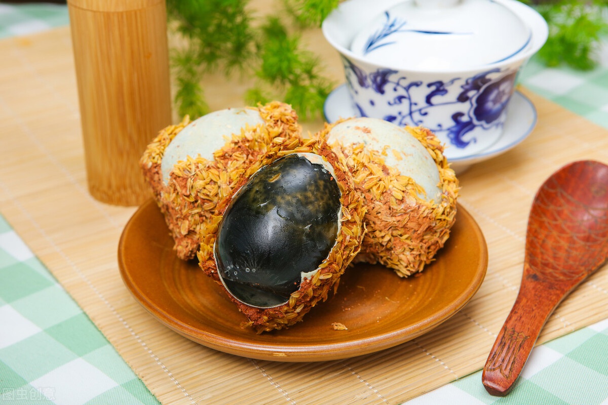 凉拌松花蛋 这么调汁才最好吃 用料很简单 美味爽口 太香了 松花蛋 凉拌 皮蛋 新浪新闻