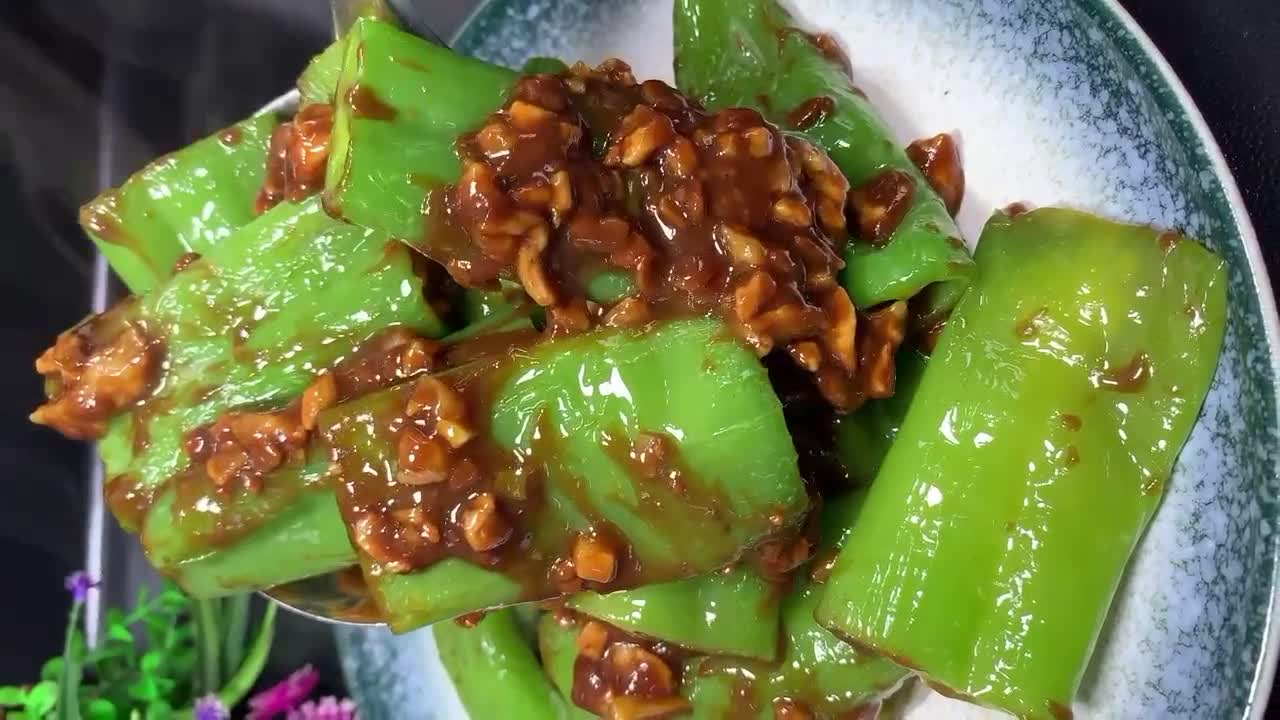 家常版酱爆辣椒的做法,酱香味美香辣入味,外焦里嫩超级下饭