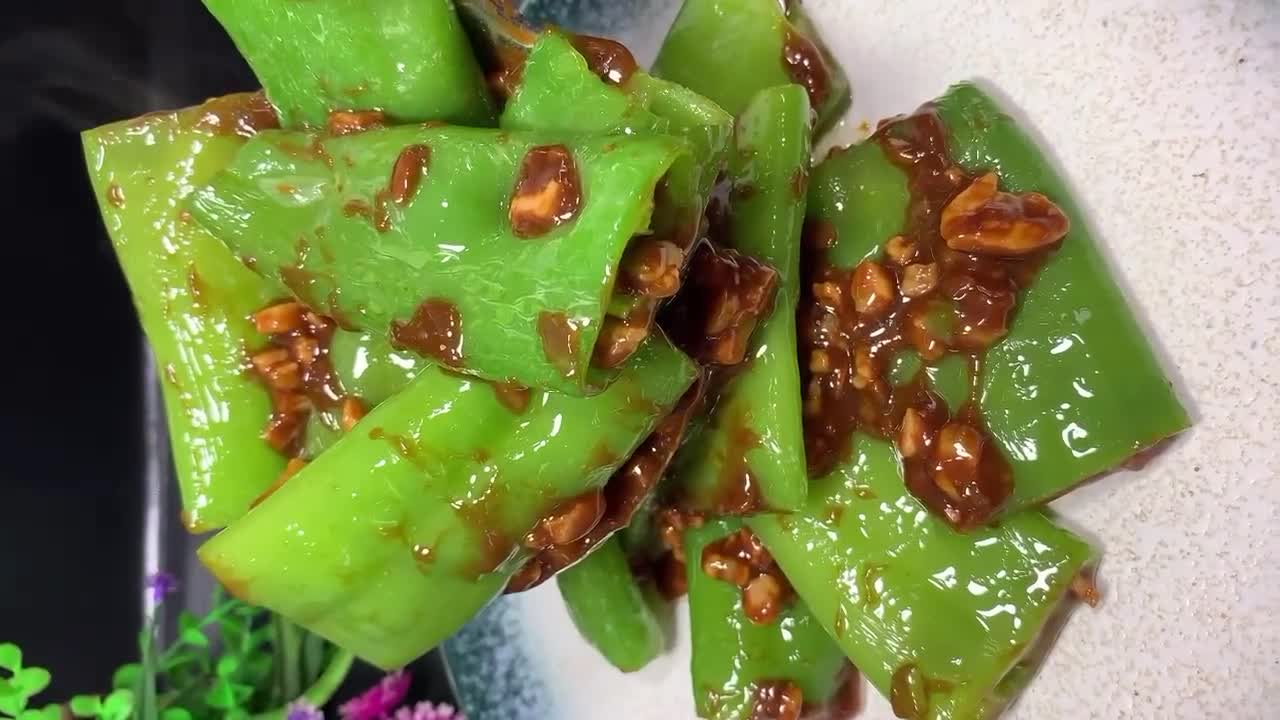 家常版酱爆辣椒的做法,酱香味美香辣入味,外焦里嫩超级下饭