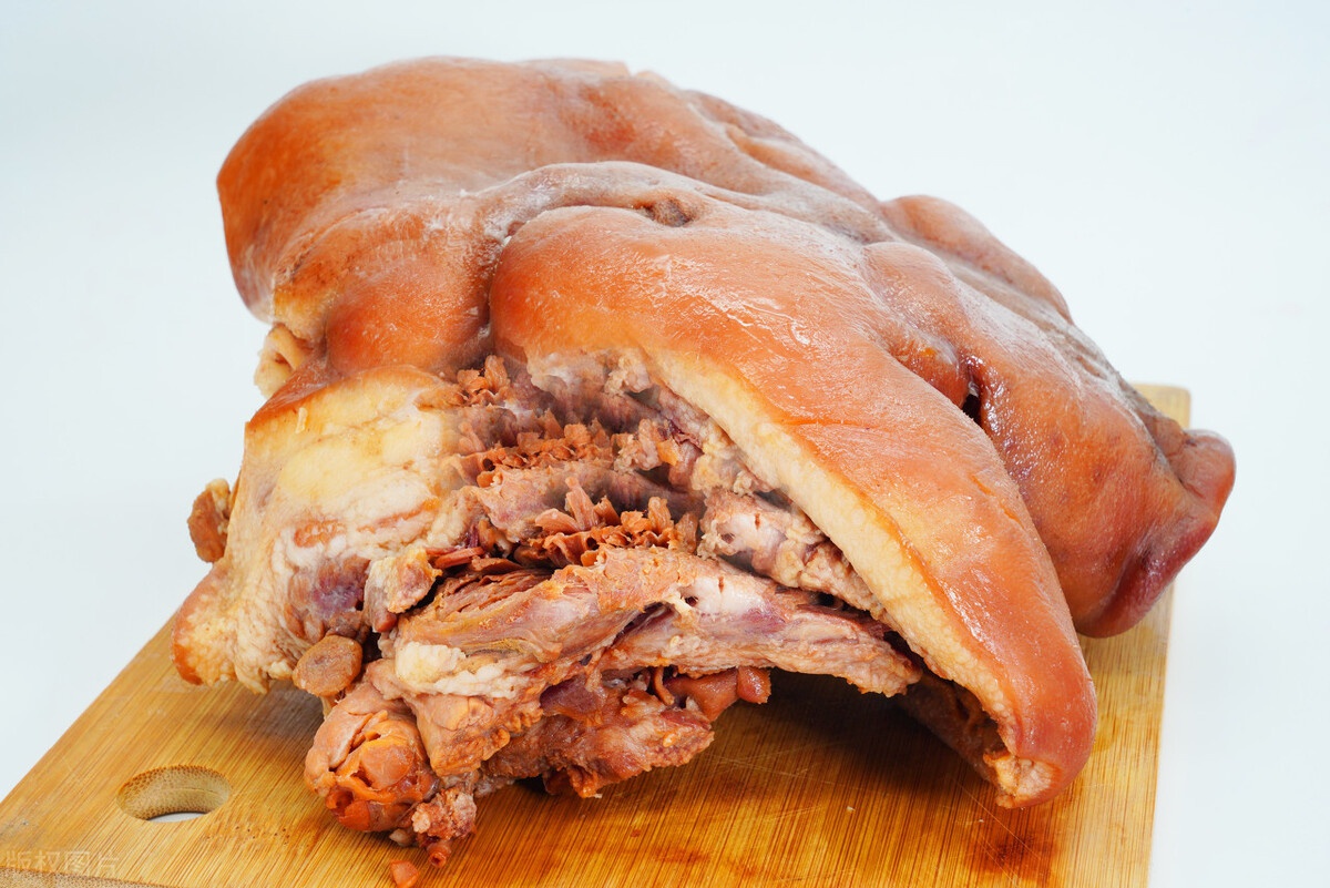 第一步,把猪头肉切成薄片,蒜苗摘洗干净切成小段,干辣椒 青红辣椒也都