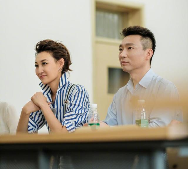 央视主持人大片曝光!43岁李梓萌精致有气场,个子比康辉都要高