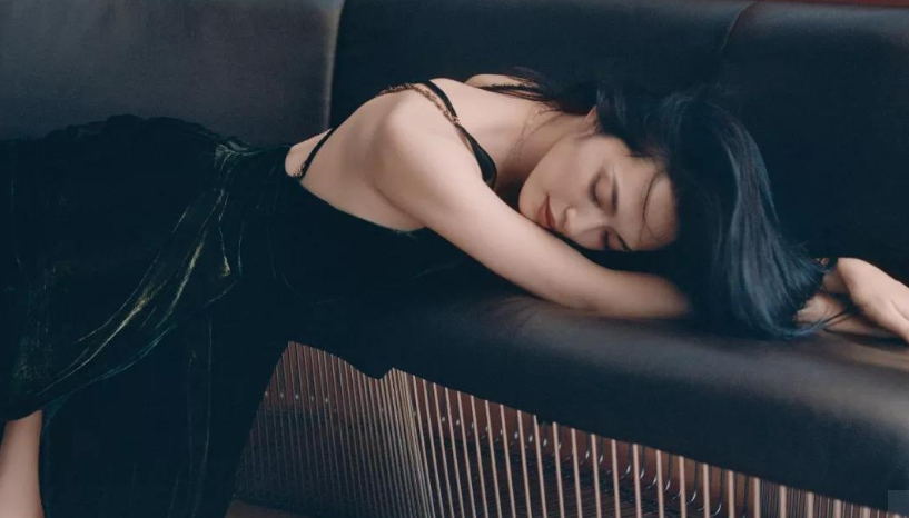 41岁姚晨发大尺度私密照,蕾丝外穿太柔媚,她凭什么这么敢?