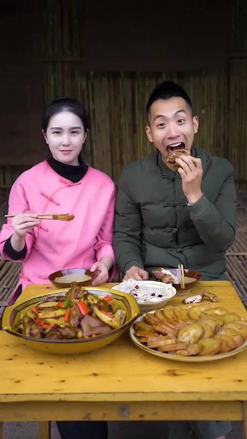 婵子姐姐&弟弟: 乔乔今天帮舅舅挖藕