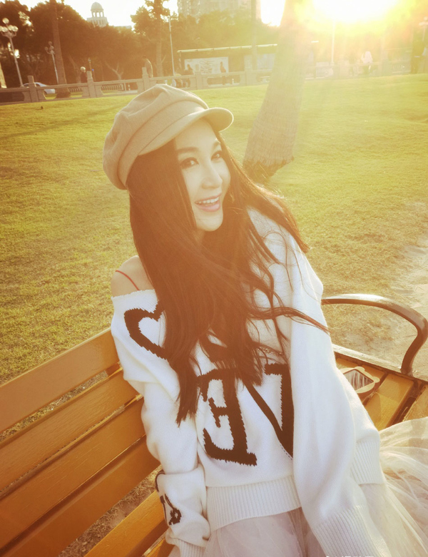 54岁温碧霞保养的太好了,穿橙色大衣配白皮靴,犹如时髦少女