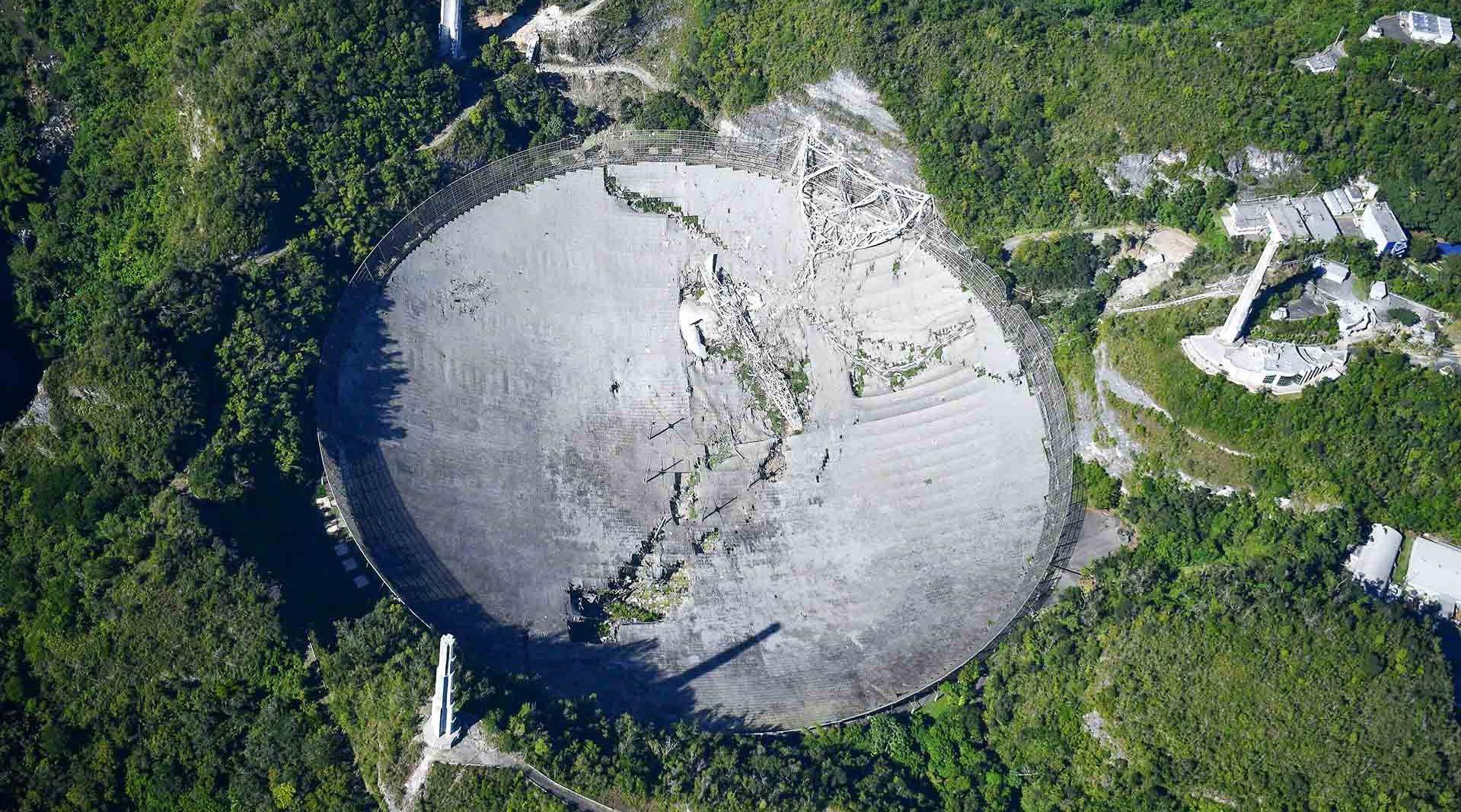 航拍倒塌后的美国"天眼":盘面被塔尖砸穿