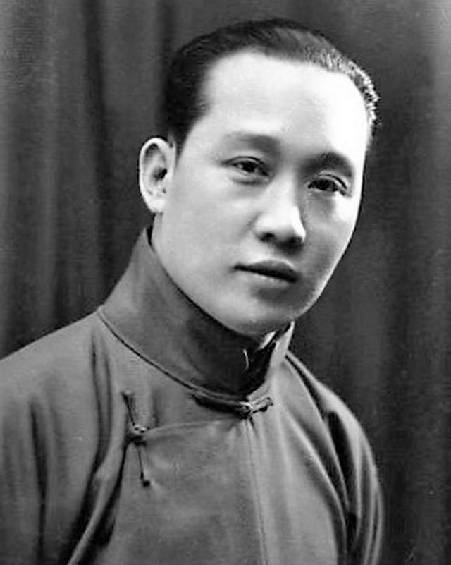 荀慧生早年被父卖给艺人为徒,1909年以"白牡丹"艺名随师唱庙会,1910年