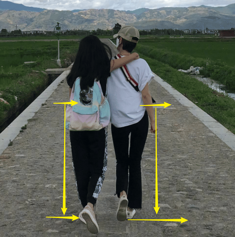 两人的关系是非常好的,勾肩搭背完全就是好朋友之间的常见动作呀!