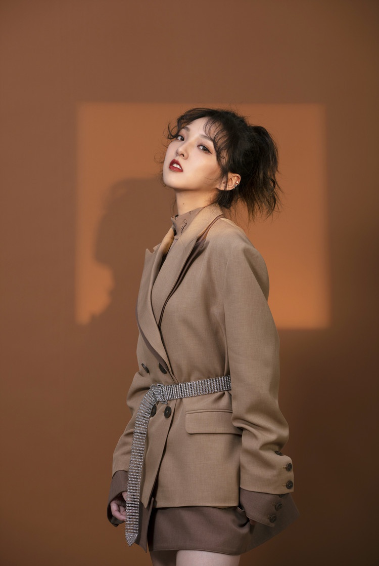 强东玥12.2携新歌《过气偶像》阐述偶像内心,对话流量市场