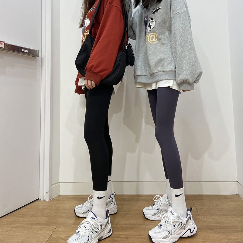2,工装外套 袜子裹裤子工装风格的外套,还是百搭的黑色款,是非常好看
