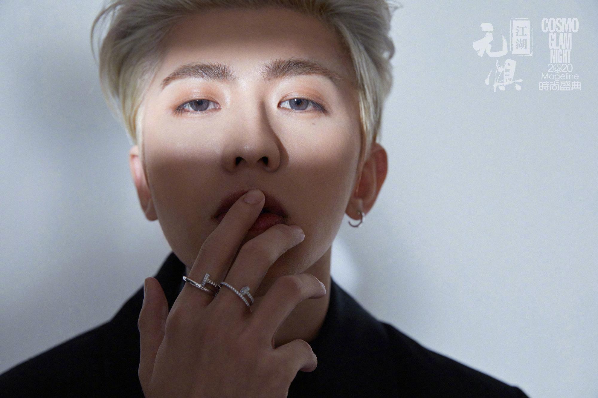 蔡徐坤金发银发白发这三种造型我心目中永远滴神