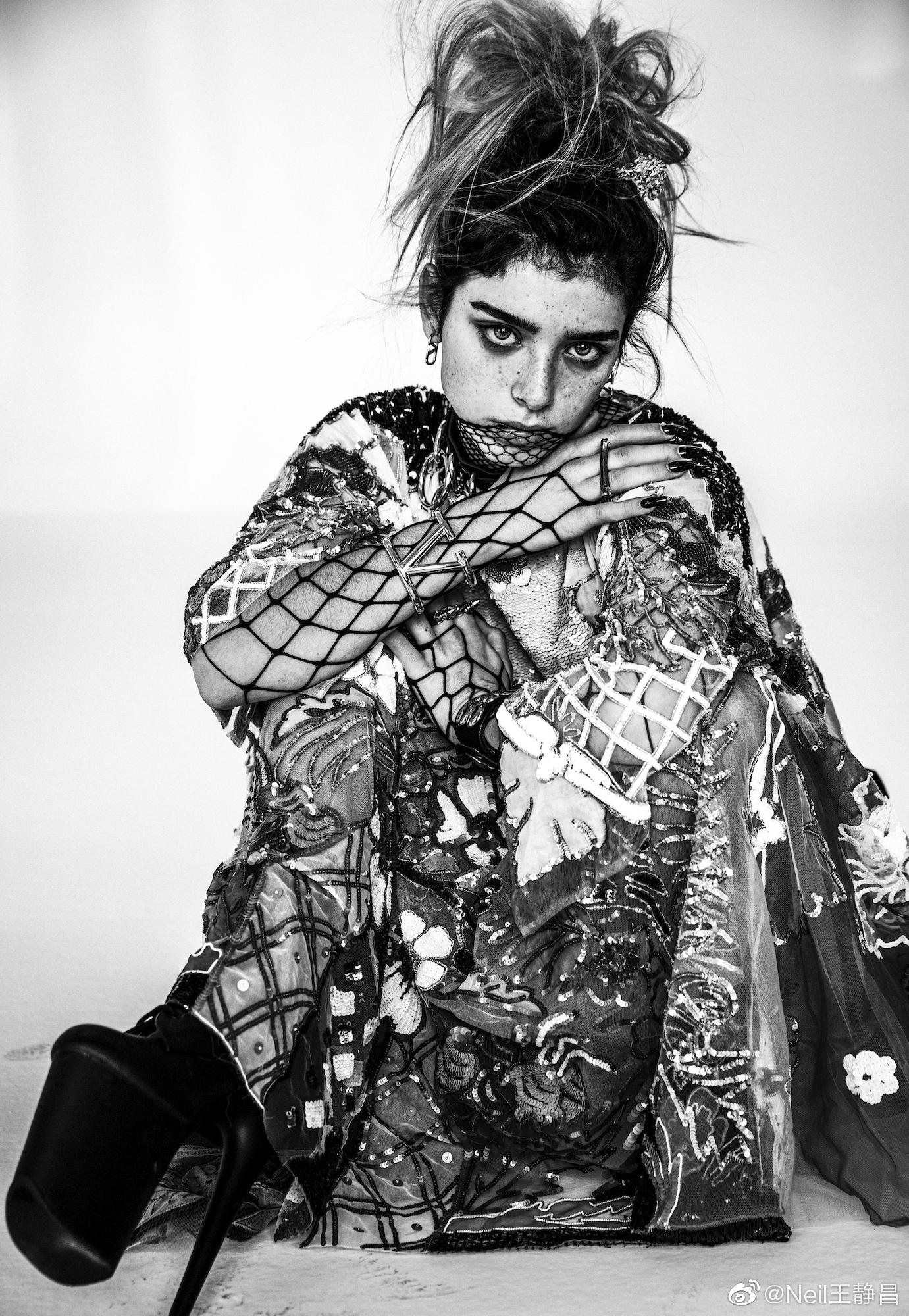 tiktok上很红的博主dixie damelio登上《v》