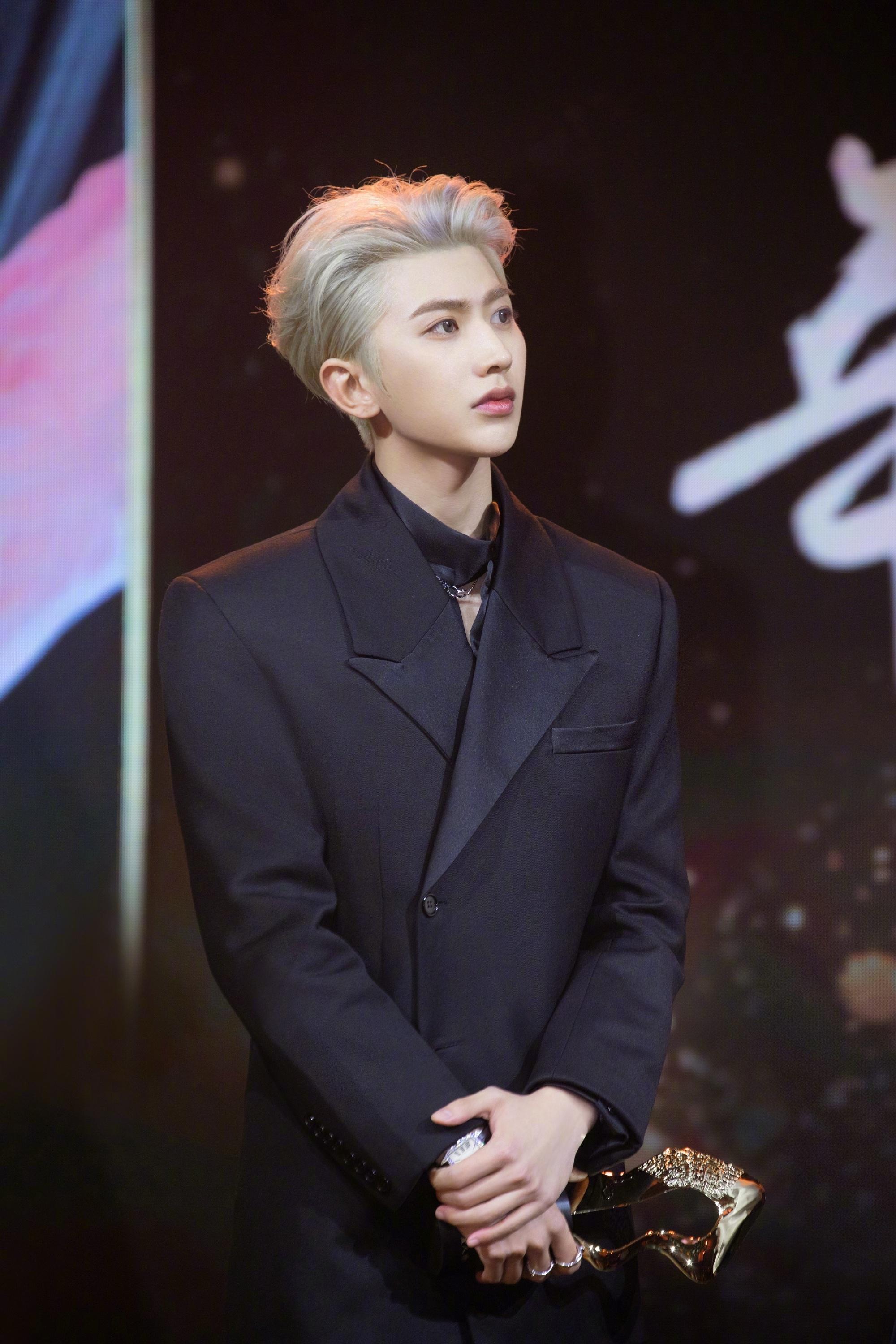 蔡徐坤金发银发白发这三种造型我心目中永远滴神