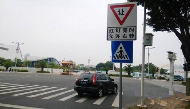 过十字路口时,右转可以无视红灯?交警:你几个月的驾校白读了