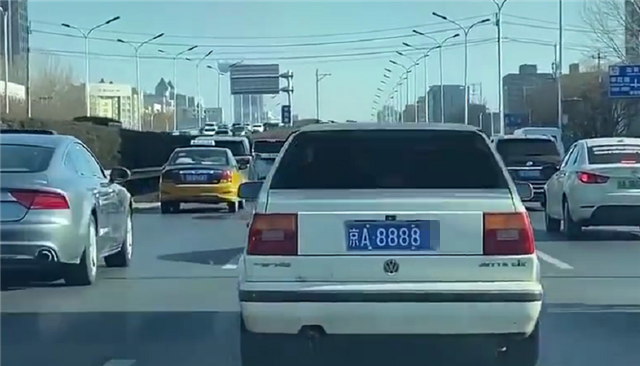 挂8888车牌的大众捷达,车牌值7位数,还是"京a"开头