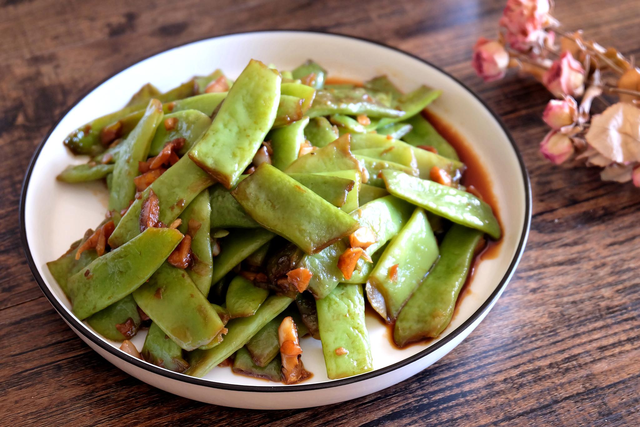 炒扁豆角,只要大蒜和生抽就对了,又香又嫩,好吃又下饭